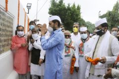 Patna-Aug.9,2020-Bihar Congress Incharge Shakti Singh Gohil with Congress state president Madan Mohan Jha and others are paying tribute to martyrs at Shaheed Smarak in Patna on the occasion of August Kranti Diwas. Photo by – Sonu Kishan.