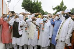 Patna-Aug.9,2020-Bihar Congress Incharge Shakti Singh Gohil with Congress state president Madan Mohan Jha and others are taking oath at Shaheed Smarak in Patna on the occasion of August Kranti Diwas. Photo by – Sonu Kishan.